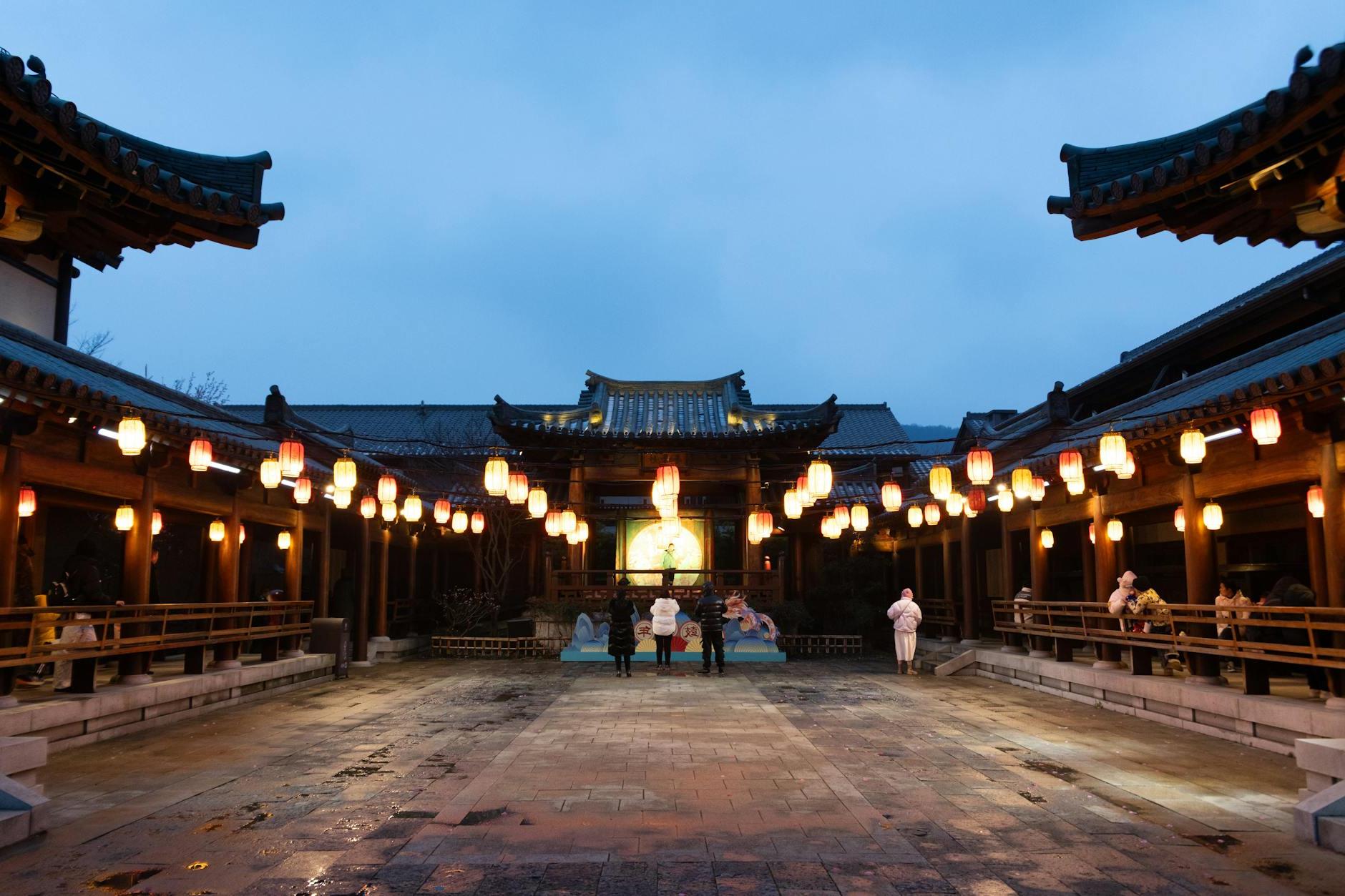 A courtyard with lanterns and lanterns hanging from the ceiling