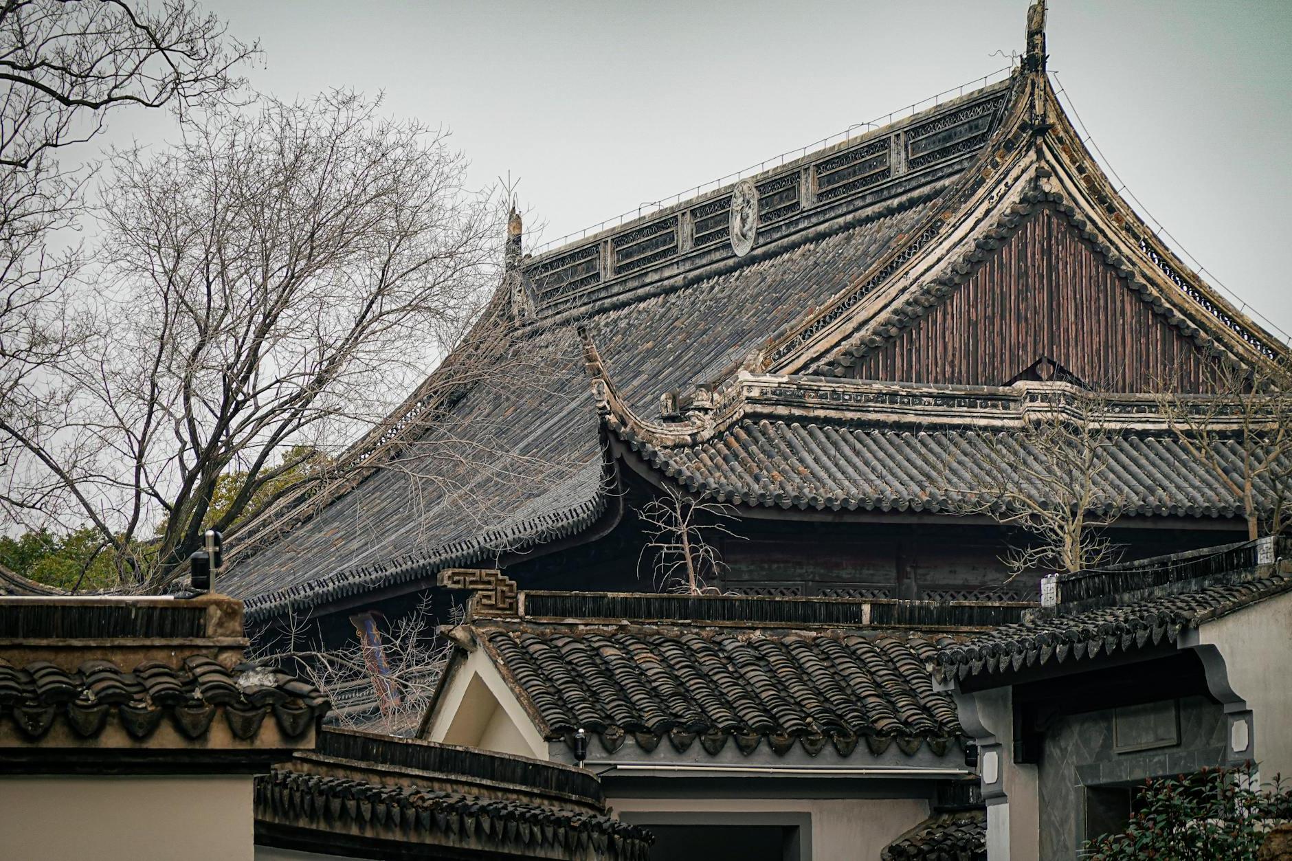 A chinese building with a roof that is covered in tiles